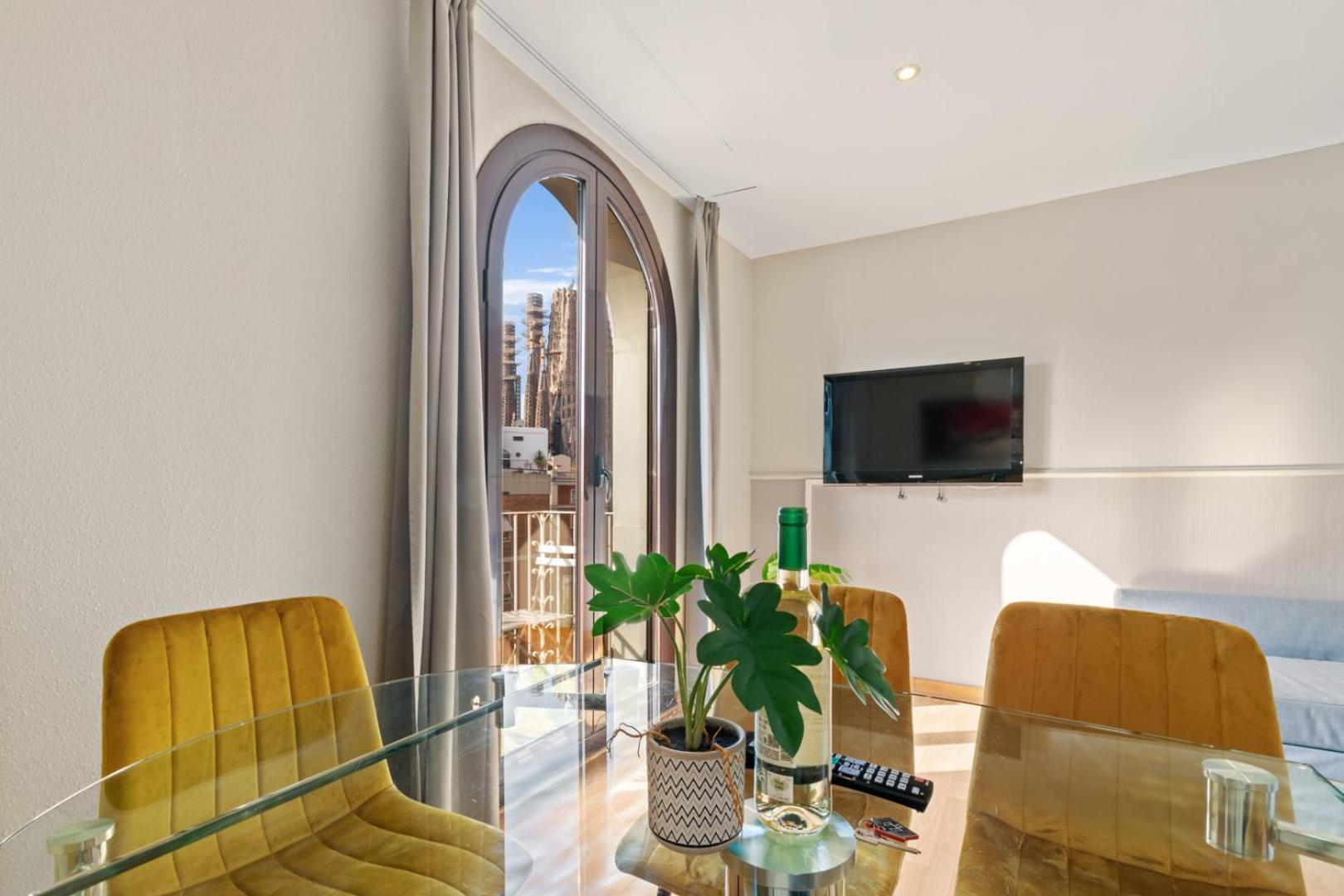Apartamento con balcón y vistas a la Sagrada Familia